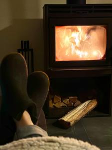 TV a/nebo společenská místnost v ubytování Chalet Le St-Ray