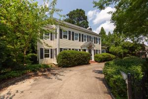 ダーラムにあるSpacious 2br In Grand Old Home, Downtown Durhamの白い家