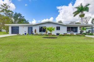Braden Castleにある3 Mi to Downtown Bradenton Family Home with Yard!の広い庭のある白い家