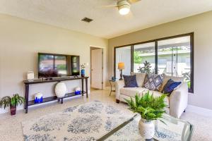 Braden Castleにある3 Mi to Downtown Bradenton Family Home with Yard!のソファとテーブルのあるリビングルーム
