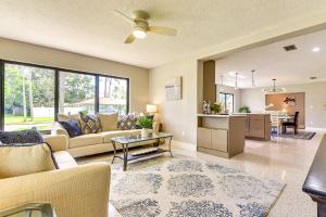 Braden Castleにある3 Mi to Downtown Bradenton Family Home with Yard!のソファとテーブルのあるリビングルーム