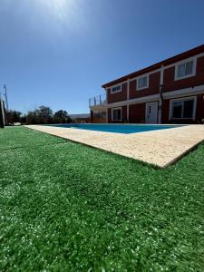 an empty volleyball court next to a building at El Rincon de las Marias in San Lorenzo