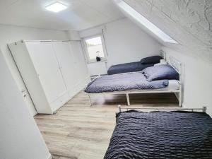 Ένα ή περισσότερα κρεβάτια σε δωμάτιο στο Strabon Haus
