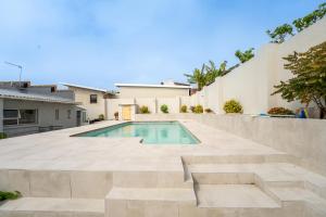 una piscina en el patio trasero de una casa en 2 Stone's Throw, en Gqeberha