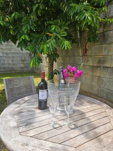 2 bouteilles de vin et 2 verres sur une table dans l'établissement Exceptional villa KODEÏA - private spa & panoramic view, à Sainte-Marie