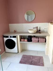 ein Badezimmer mit Waschbecken und Waschmaschine in der Unterkunft Entre ciel et Marée in Le Vivier-sur-Mer + 11 Fotos