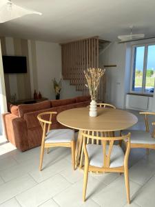 einen Tisch und Stühle im Wohnzimmer in der Unterkunft Entre ciel et Marée in Le Vivier-sur-Mer
