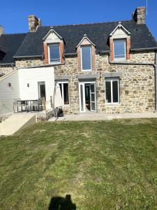 ein Haus mit einem Rasen davor in der Unterkunft Entre ciel et Marée in Le Vivier-sur-Mer