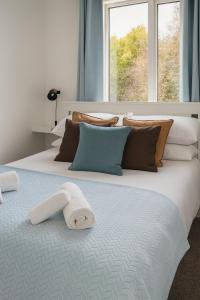 a bedroom with a large bed with a window at Comfortable 3 bed in Winchester - Parking in Winchester
