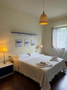 a bedroom with a bed with two towels on it at CLAUDIA VACANZA TOSCANA - Appartamento Nocciolo- 10 min da Siena in Malignano