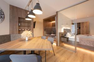 ノイシュティフト・イム・シュトゥーバイタールにあるBergmadl Apartmentsのダイニングルーム(テーブル付)、ベッドルーム1室