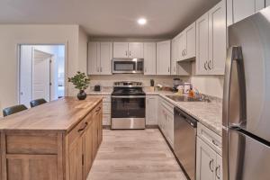 Kuchyň nebo kuchyňský kout v ubytování The Ruby 307 By Avada Properties