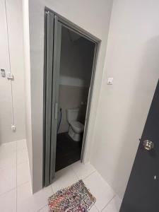 ein Badezimmer mit Toilette und Glastür in der Unterkunft Daus&iqah Homestay Jasin Mlk in Merlimau