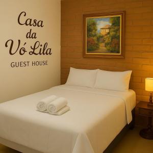 a bedroom with a bed with towels on it at Cᴀsᴀ ᴅᴀ Vᴏ́ Lɪʟᴀ Gᴜᴇsᴛ Hᴏᴜsᴇ - Qᴜᴀʀᴛᴏs ᴘʀɪᴠᴀᴛɪᴠᴏs ᴀᴏ ʟᴀᴅᴏ ᴅᴏ ᴍᴇᴛʀᴏ̂ ᴠɪʟᴀ Mᴀʀɪᴀɴᴀ ᴇ Aɴᴀ Rᴏsᴀ! Sᴇᴜ ᴄᴀɴᴛɪɴʜᴏ ᴇᴍ SP in Sao Paulo