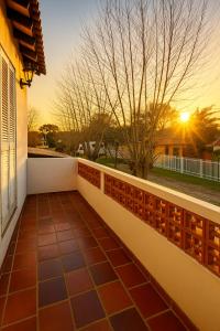un balcone di una casa con un tramonto sullo sfondo di VIRAMAR en Alvorada a Barra del Chuy