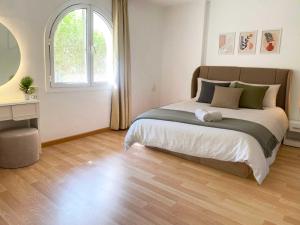 a bedroom with a large bed and a window at Elegant Hydepark Apt With Garden in New cairo
