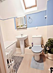 a bathroom with a toilet and a sink at Modern Beautiful Luxury Coach House Free Parking in Birmingham