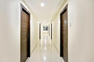 ハイデラバードにあるTownhouse Halcyon Deccan Inn Near Shilparamamの白壁の廊下