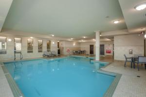 Kolam renang di atau dekat dengan Best Western Plus Sherwood Park