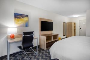 Μια τηλεόραση ή/και κέντρο ψυχαγωγίας στο Best Western Greensboro Coliseum Inn