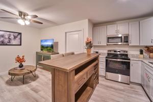 eine Küche mit weißen Schränken und einer Holzarbeitsplatte in der Unterkunft The Ruby 312 By Avada Properties in Pigeon Forge + 11 Fotos
