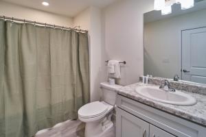 ein Badezimmer mit Toilette, Waschbecken und Dusche in der Unterkunft The Ruby 312 By Avada Properties in Pigeon Forge