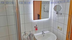 un baño con lavabo y espejo en Privatzimmer Lindlar, en Lindlar 14 fotos más