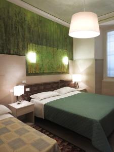 sypialnia z 2 łóżkami i obrazem na ścianie w obiekcie Albergo Annabella w mieście Santa Margherita Ligure