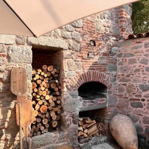 Een bakstenen oven met houtblokken erin. bij No4Pergamon in Bergama