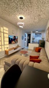 een woonkamer met een bank en een tv bij Nanyuki Luxe Stays 2 in Nanyuki