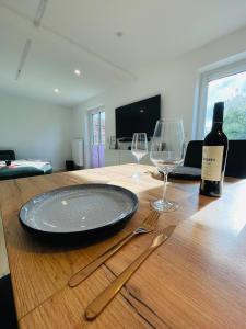 TV a/nebo společenská místnost v ubytování Modern saniertes Haus in Husum