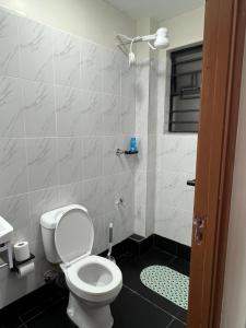 une salle de bain avec des toilettes blanches et une douche dans l'établissement Favour cozy stay 24, à Nairobi 11 autres photos