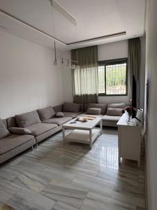 Χώρος καθιστικού στο Aeroport apartment Glourios swimming-pool