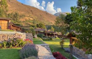 CalcaにあるHouse with splendid views - Valle Sagradoの家と山のある庭