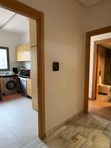 Η κουζίνα ή μικρή κουζίνα στο Aeroport apartment Glourios swimming-pool