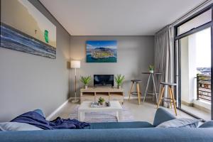 Posezení v ubytování Beach Break Bliss - Cozy retreat with mountain views