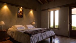 CalcaにあるHouse with splendid views - Valle Sagradoのベッドと大きな窓のある寝室