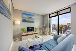 TV a/nebo společenská místnost v ubytování Beach Break Bliss - Cozy retreat with mountain views