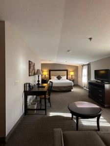 Una cama o camas en una habitación de Chocksett Inn