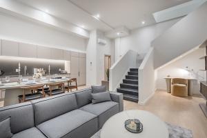 モントリオールにあるLuxury 4BR 3BA Penthouse with Private Terraceのソファとテーブルのあるリビングルーム