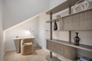 モントリオールにあるLuxury 4BR 3BA Penthouse with Private Terraceのリビングルーム(木製の棚、テーブル付) +104枚の写真