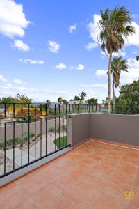 un balcon avec vue sur l'océan dans l'établissement Bright Beach Stay, Balcony, Patio & Steps to Beach, à Refugio 38 autres photos