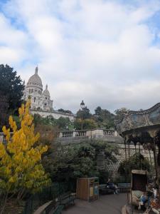 vistas al capitolio desde los jardines en Cosy nest in historic Montmartre district, en París