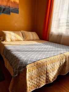 Postel nebo postele na pokoji v ubytování HOSTAL VALDIVIA + 1 fotografie