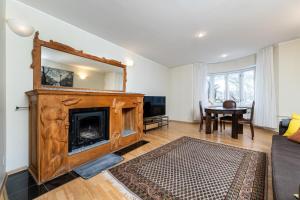 Una sala de estar con chimenea y una mesa. en 5 min from Port - free private parking - 1BR, en Tallin