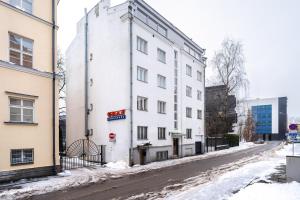 un edificio blanco en una calle nevada en 5 min from Port - free private parking - 1BR, en Tallin