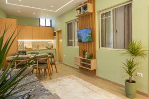 a kitchen and living room with a table and chairs at Gus House Vlore in Vlorë