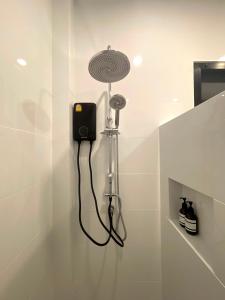 eine Dusche im Bad mit einem Haartrockner in der Unterkunft The Whispering Palm Coconut Lane in Ko Phangan + 7 Fotos