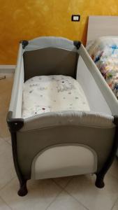 a crib with a blanket on top of it at Il mondo di Leo in Tocco da Casauria