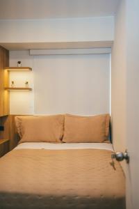 a bedroom with a bed with a large window at Departamento increíble en miraflores in Lima